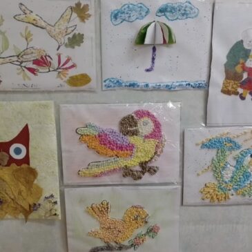 В социально-реабилитационном отделении получатели социальных услуг вместе с культорганизатором занимаются творчеством, изготавливая поделки и аппликации на осенние мотивы из круп, листьев и салфеток.